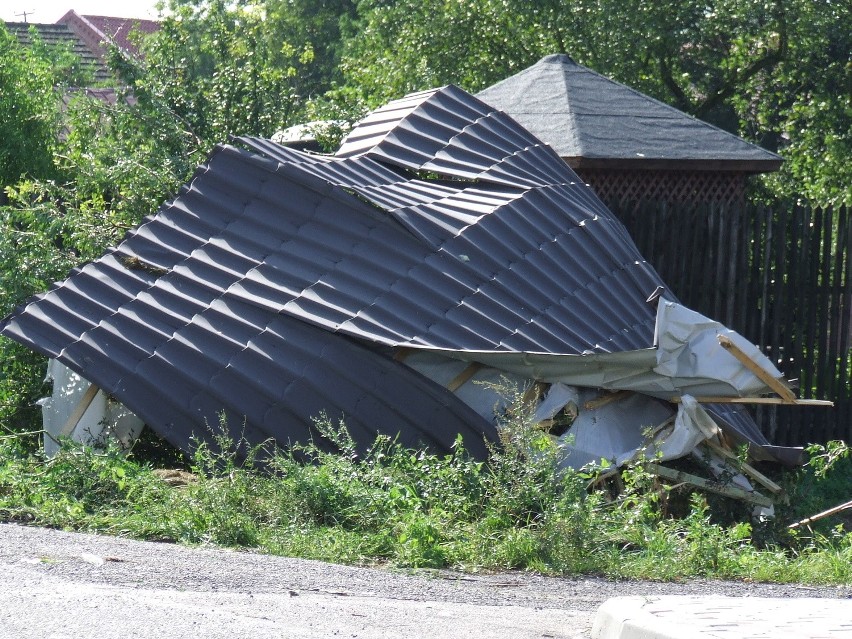 Nawałnica w Żarnowcu: Połamane drzewa, pozrywane dachy [ZDJĘCIA]