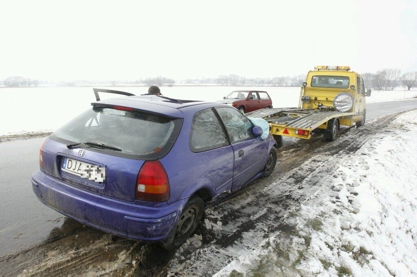 Wypadek w Kotowicach, auto wpadło do rzeki (ZDJĘCIA)