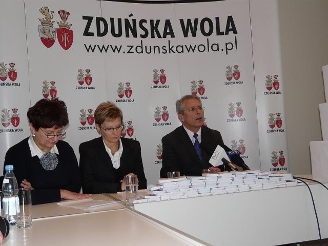 Barbara Mrozowska-Nieradko (w środku) była wiceprezydentem Zduńskiej Woli.