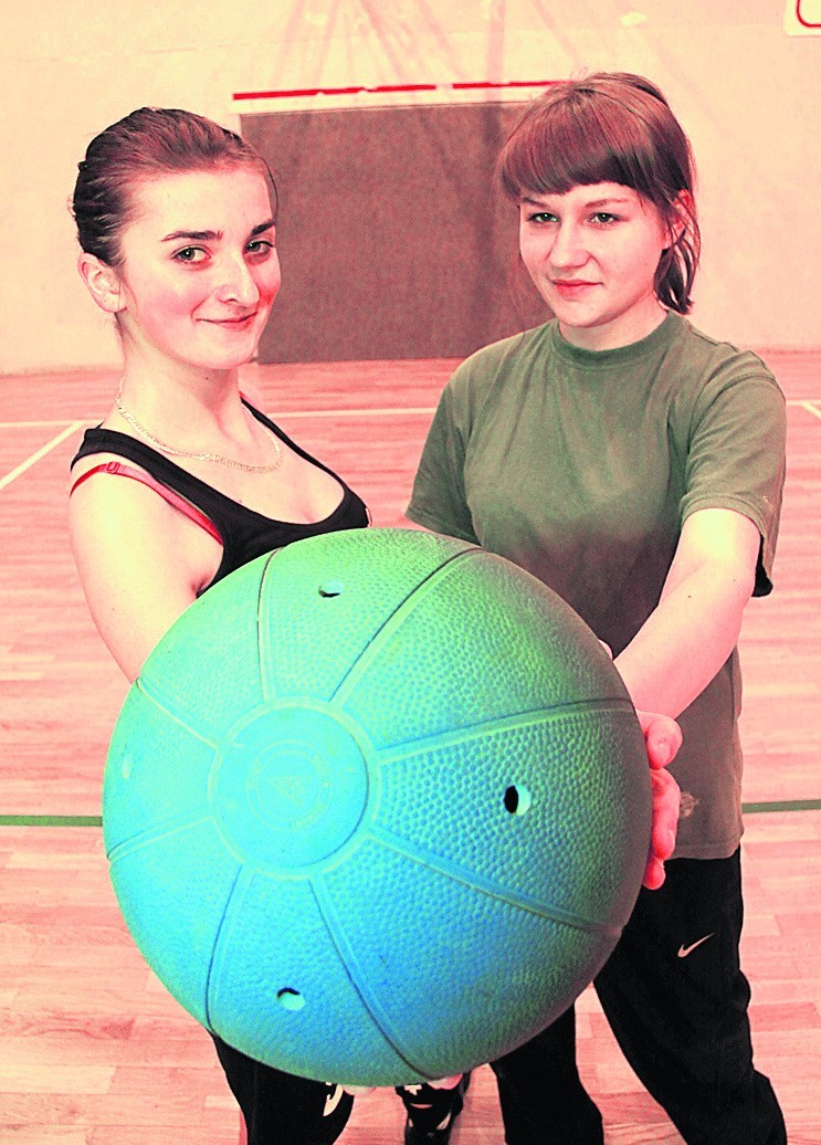 Ewa (z lewej) i Wiola udowodniają, że goalball to gra nie...