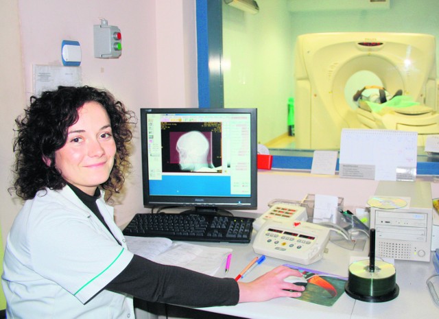Magdalena Trzcinkowska, technik elektroradiologii, przygotowuje obraz z tomografu