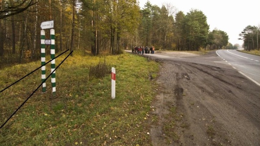 Skrzyżowanie drogi krajowej nr 10 z ul. Prądącińską. Przebieg torów kolejowych po lewej stronie na wysokości znaku "Leśnictwo Żółwin"