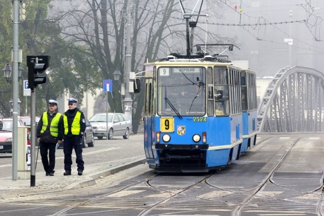 Policjanci sprawdzają czy mogło dojść do sytuacji, że jednocześnie zielone światło miał tramwaj linii 9 i kobieta na przejściu dla pieszych przy Sienkiewicza