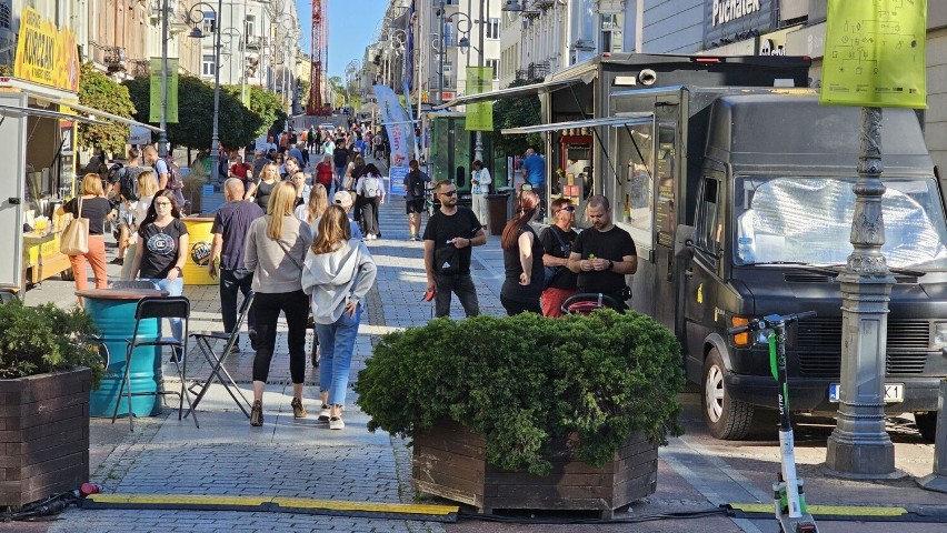Food trucki opanowały ulicę Sienkiewicza w Kielcach. Zobacz na zdjęciach, co pysznego można zjeść