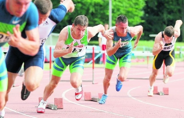 Piotr Rysiukiewicz (trzeci od prawej), obecnie szef DZLA, chce wystartować z budową hali. My też. A na razie - do Jablonca