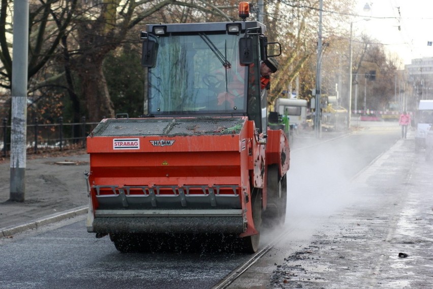 Wrocław: Jest problem z torowiskiem na Podwalu. Szykują się opóźnienia (ZDJĘCIA)