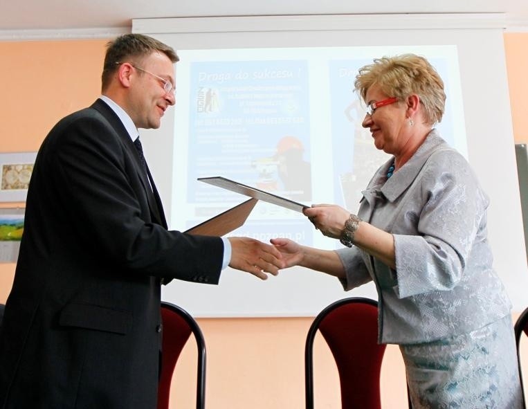 Małgorzata Lorek i Maciej Plewa po podpisaniu umowy