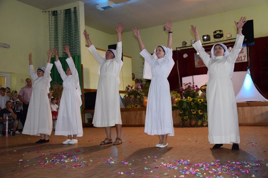Roztańczone zakonnice na dożynkach w Broniszewicach