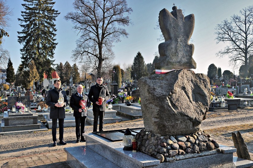 W Urzędowie uczczono pamięć o żołnierzach Armii Krajowej. Symboliczne znicze na pomniku złożył m.in Andrzej Rolla