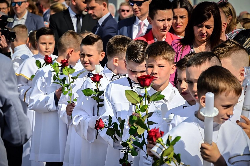 Wałbrzych: Pierwsza Komunia Święta w parafii pw. Podwyższenia Krzyża Świętego na Podzamczu (ZDJĘCIA)