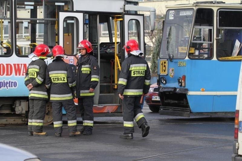 Tramwaje zderzyły się na pl. Jana Pawła II (ZDJĘCIA)