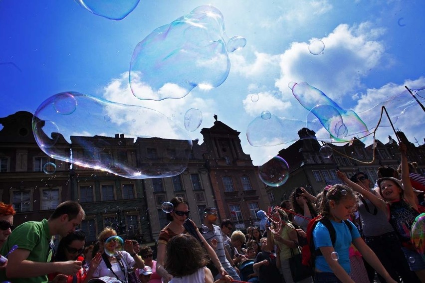 Poznań: Stary Rynek cały w bańkach [GALERIA ZDJĘĆ, FILM]