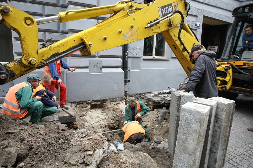 Kraków: zapadła się ulica św. Tomasza. Remont może potrwać nawet dwa tygodnie [ZDJĘCIA]