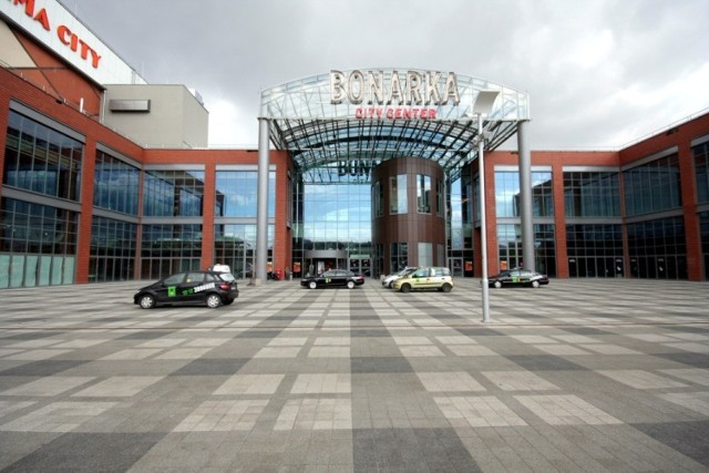 Bonarka City Center [Kraków]: powierzchnia całkowita: 234 tys. m², ilość sklepów: 270, ilość miejsc parkingowych: 3 200