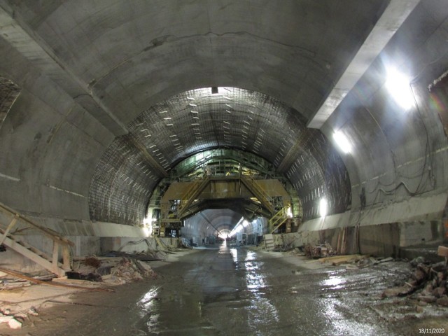 Budowa tunelu ekspresowej zakopianki w ciągu drogi ekspresowej S7. Drogowcy zabetonowali tu już cały tunel prawy.