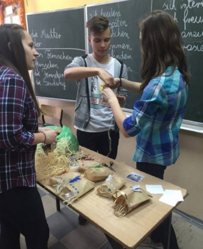 Uczniowie Publicznego Gimnazjum w Konopnicy pomagają opuszczonym  i osieroconym dzieciom