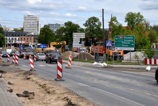 Przebudowa ulicy Kujawskiej trwa w najlepsze. Wiążę się to z zamknięciem dla ruchu kolejnych ulic. O wtorku (14 maja) zamknięta jest ulica Ustronie. Natomiast od 16 i 17 maja nie przejedziemy już: 
*północną jezdnią ul. Wojska Polskiego – na odcinku od wjazdu do CH Zielone Arkady do ronda Kujawskiego;
*północną jezdnią ul. Solskiego – na odcinku od ronda Kujawskiego do wjazdu do CH Kaufland;
*wschodnią jezdnią ul. Kujawskiej – na odcinku od ul. Wojska Polskiego do ul. Konopnickiej,
*wschodnią jezdnią ul. Bernardyńskiej – na odcinku od mostu do ronda Bernardyńskiego,
*ul. Toruńską – na odcinku od nr 20 do ronda Bernardyńskiego.

>>Więcej informacji na kolejnych slajdach