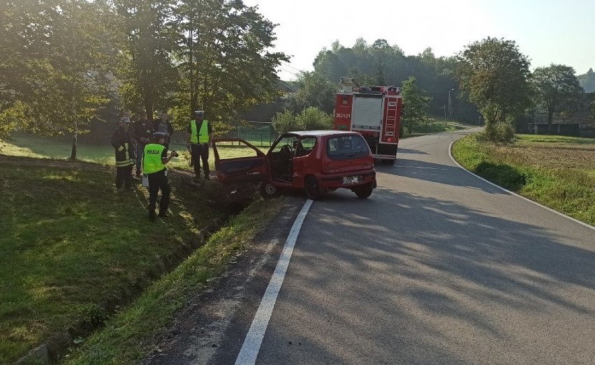 Kąśna Górna. Groźny wypadek na drodze między Ciężkowicami a Jastrzębią. Strażacy musieli uwolnić zakleszczoną w aucie kobietę