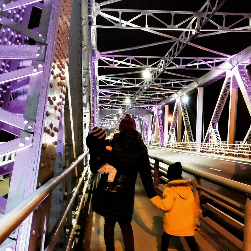 Konin. Światowy Dzień Wcześniaka 2021. Most im. J. Piłsudskiego został podświetlony na fioletowo. To kolor osób wyjątkowych!