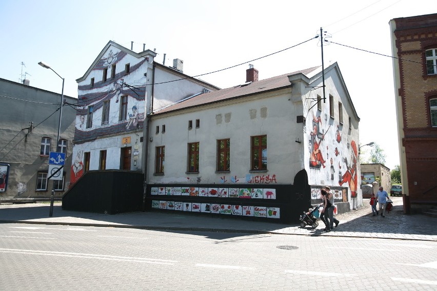 Katowice: Bajkowy mural pokrył cały Dom Aniołów Stróżów