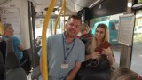Filip Chajzer złapał pasażera bez biletu w Gdyni! Jeden z odcinków WCHODZĘ W TO! był kręcony w miejskim autobusie 