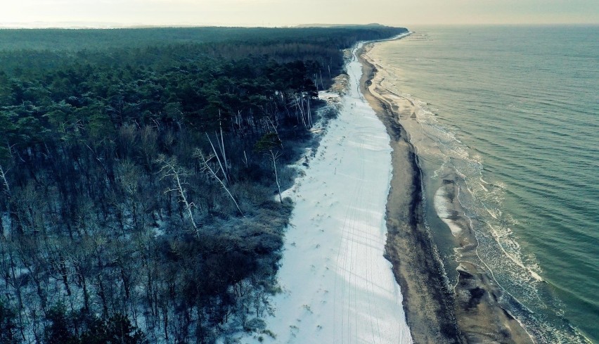 Ale widoki! Największa stuczna plaża w Europie w zimowej scenerii. Zaśnieżony Jarosławiec zachwyca! 