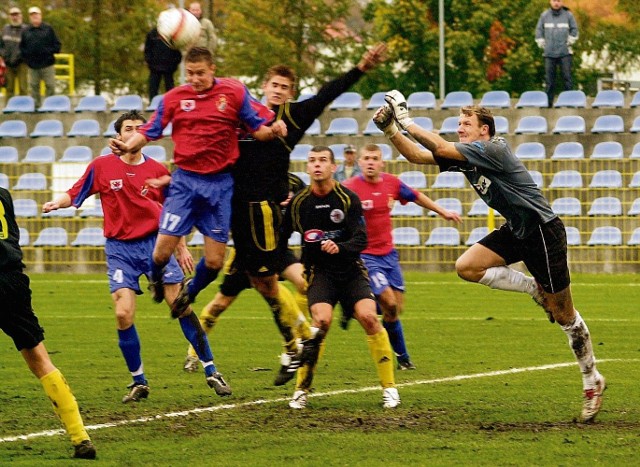 Gryf 95 Słupsk (bordowe koszulki) rozgromił w sobotę imiennika z Wejherowa