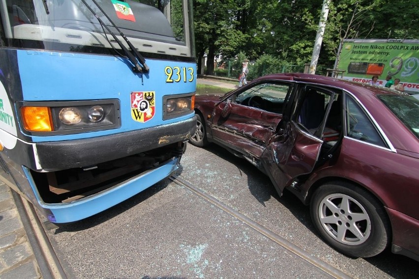 Wrocław: Wypadek przy Słowiańskiej. Jedna osoba ranna (ZDJĘCIA)