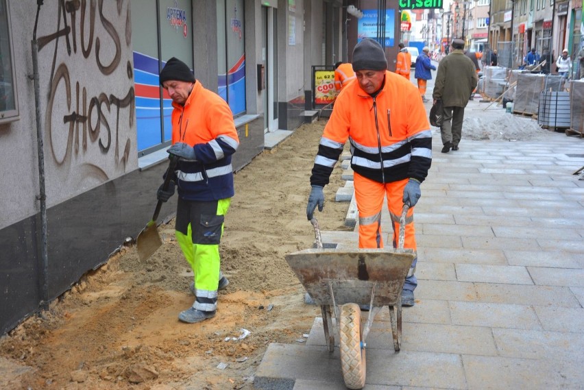 Ostrowski deptak wraca do życia. Trwa wymiana kostki brukowej na płytę granitową