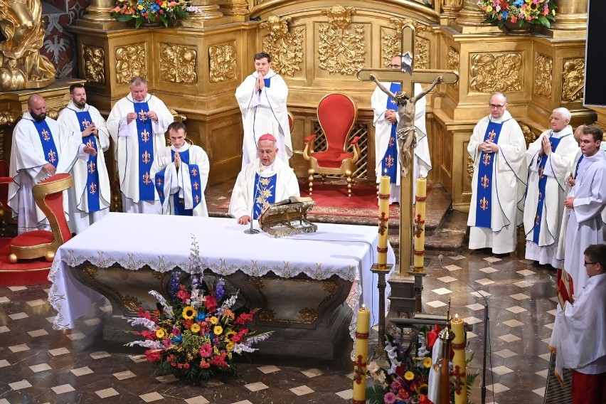 Uroczystość odpustowa w Bazylice Katedralnej w Kielcach. Biskup Jan Piotrowski przewodniczył mszy świętej i poświęcił sztandar