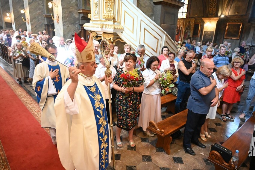 Uroczystość odpustowa w Bazylice Katedralnej w Kielcach. Biskup Jan Piotrowski przewodniczył mszy świętej i poświęcił sztandar