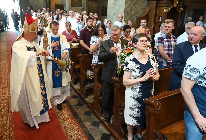 Uroczystość odpustowa w Bazylice Katedralnej w Kielcach. Biskup Jan Piotrowski przewodniczył mszy świętej i poświęcił sztandar