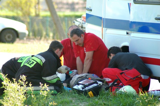 Kilkunastominutowa reanimacja nie przyniosła efektu, kierowca zmarł na poboczu drogi