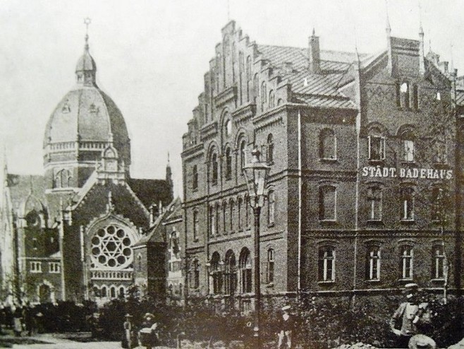 Synagoga Wielka w Katowicach (po prawej Łaźnia Miejska)