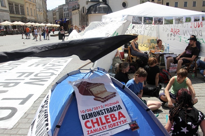 Urzędnicy: protest na Rynku Głównym jest już nielegalny