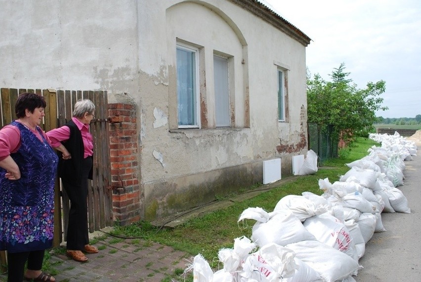 Czerna koło Głogowa: Obrona wałów na Odrze