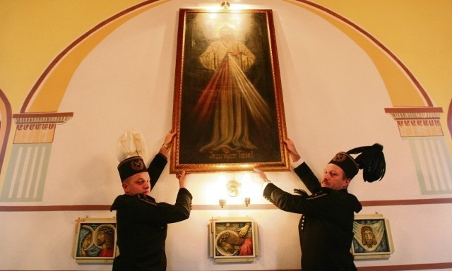 Obraz "Jezu ufam Tobie" autorstwa Franciszka Sokołowskiego z Niepołomic wisi na głównej ścianie kaplicy w jaworznickim Dębie.