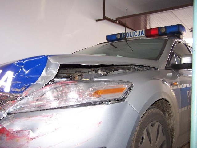 9 listopada br. około godziny 23.00 policjanci zaparkowali oznakowany radiowóz policyjny ford mondeo w miejscowości Klon. Gdy odchodzili od pojazdu, zauważyli jadącą od strony Wilamowa osobową mazdę. Kierujący tym pojazdem jechał środkiem jezdni, a gdy dojechał do radiowozu nagle skręcił i uderzył w wóz, uszkadzając go.