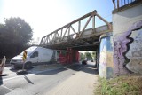 Rozbiórka wiaduktu kolejowego nad ulicą Wolności w Zabrzu. Są utrudnienia w komunikacji tramwajowej