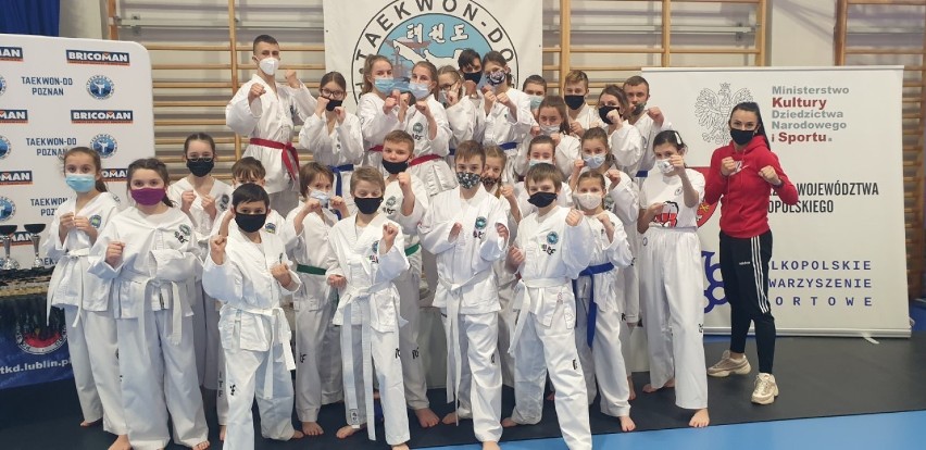 Adepci Tomaszowskiej Akademii Taekwondo zdobyli 18 medali na mistrzostwach młodzików ZDJĘCIA