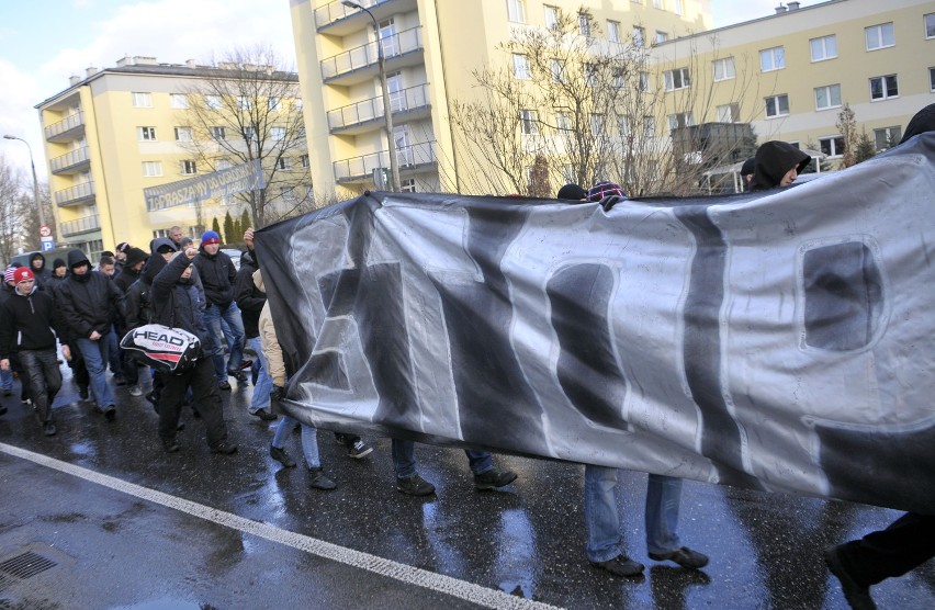 Kraków: protest kibiców Wisły. Miało być 400 osób [ZDJĘCIA]
