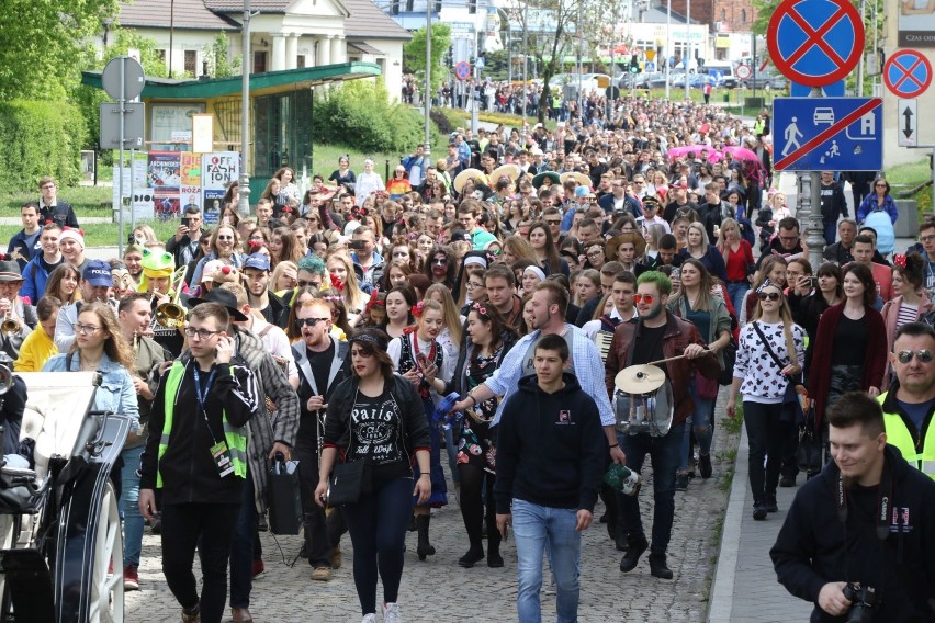 Juwenalia 2019 w Kielcach. Korowód studentów przeszedł ulicami miasta [WIDEO, ZDJĘCIA, ZAPIS TRANSMISJI]