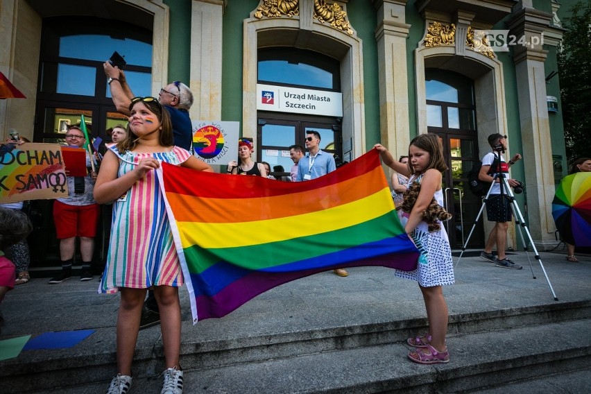 Szczecin przeciwko nienawiści. Pół tysiąca osób na kolorowej pikiecie [ZDJĘCIA, WIDEO]
