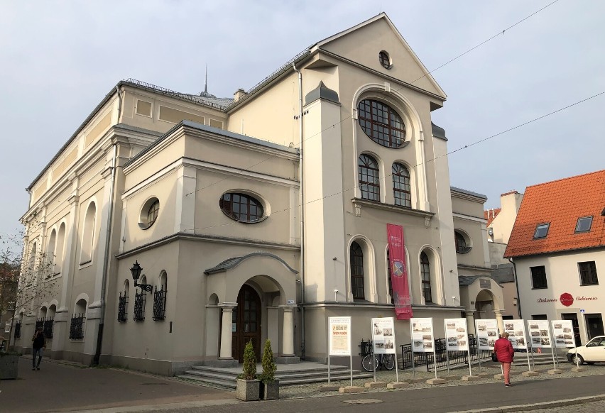 Tak wyglądała synagoga przed remontem. Teraz monumentalny budynek przy ulicy Narutowicza zdobi Leszno            