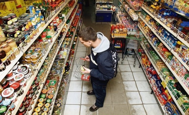 Choć przybywa marketów, małe sklepiki nadal mają klientów