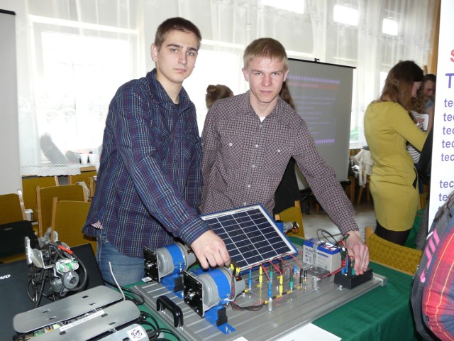 Sieradz. Uczniowie z ZSP nr 1 z modelem urządzenia, które bierz udział w Olimpiadzie Innowacji Technicznych