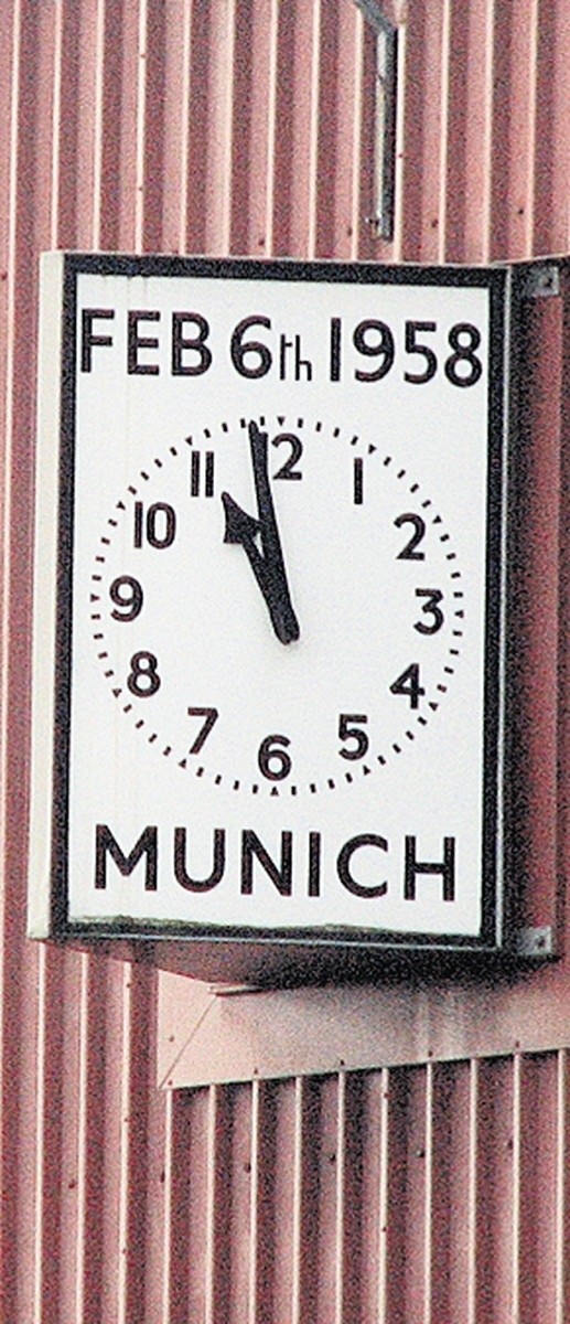 Zegar na Old Trafford z datą i godziną wypadku ekipy MU