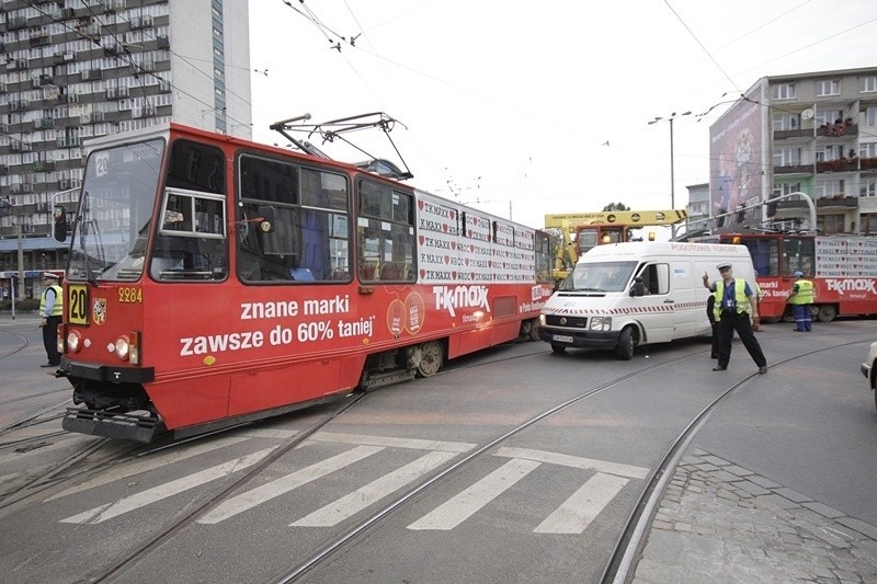 Wrocław: Tramwaj wypadł z szyn na pl. Legionów