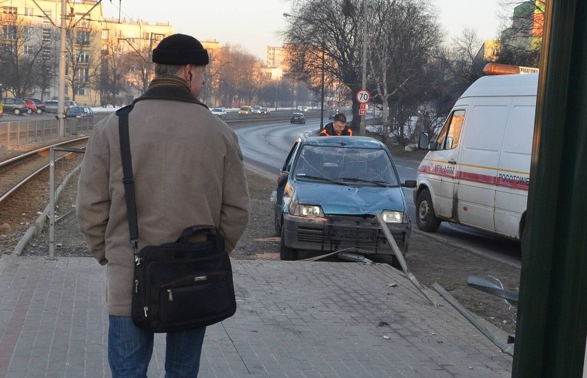 Wypadek na ul. Paderewskiego. Samochód dachował przy torowisku [ZDJĘCIA+FILM]