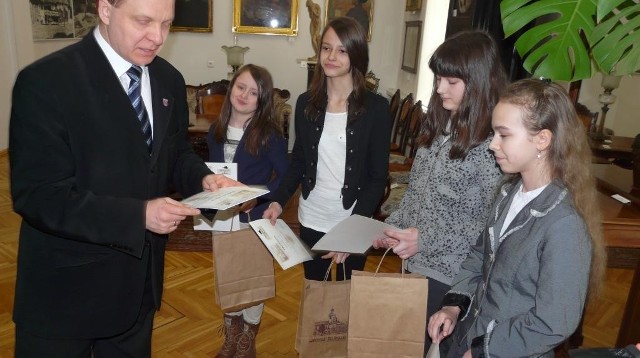 Wręczenie nagród laureatkom konkursu